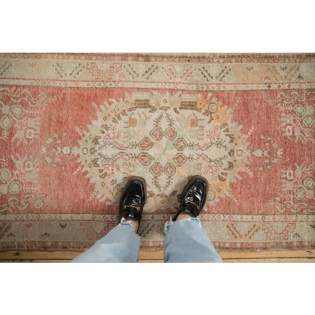 :: Large center medallion with minor serrated leaves enveloping the perimeter with interior outer blossoms and corner...