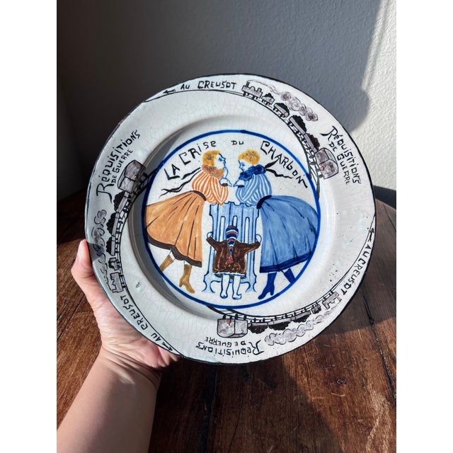 French Provincial Antique 1917 Hr Quimper Assiettes Du Cercle Du Soldat or Circle of the Soldier of the 6th Arrt Faience Plate La Crise Du Charbon/the Coal Crisis For Sale - Image 3 of 7