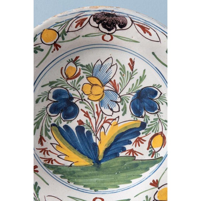 Diameter: 23 cm Height: 3 cm Slight wear to the edge