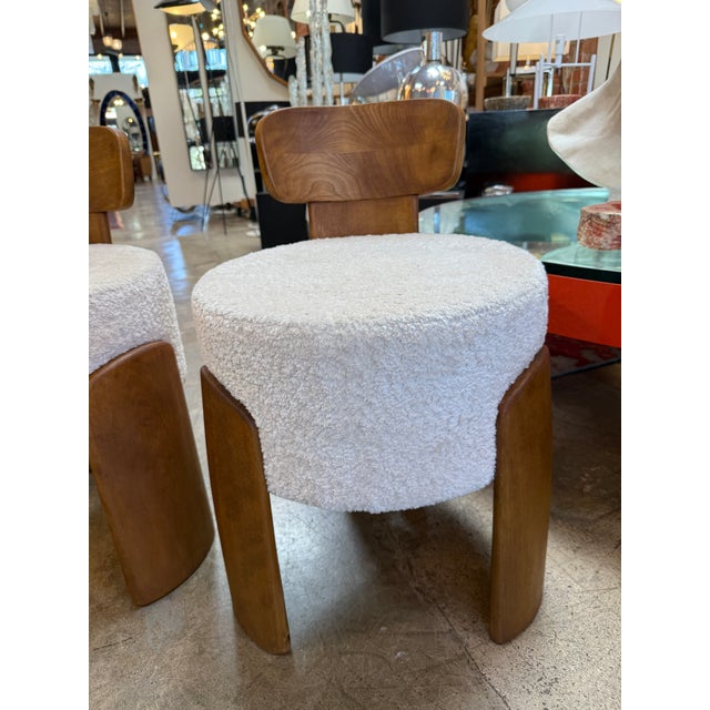 Italian Sculptural Pair of Italian Modernist Chair in Walnut and Ivory Bouclé, 1970s For Sale - Image 3 of 7