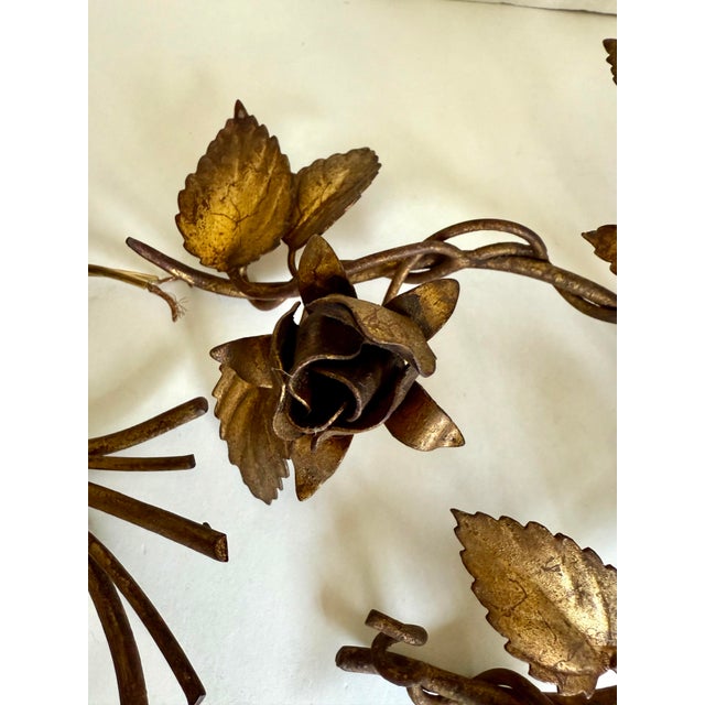 French Country 1950s Pair of Italian Florentine Hollywood Regency Gilt Metal Rose Wall Sconces For Sale - Image 3 of 11