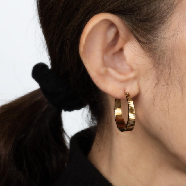 Oval Shimmer Hoop Earrings Vintage 14k Yellow Gold 1" Drops Estate Jewelry, Pair For Sale In Los Angeles - Image 6 of 6