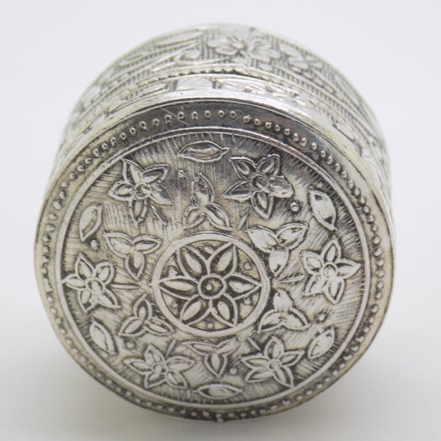 Silver Vintage Italian Handmade Round Silver 800 Floral Embossed Pill Snuff Box, 1980s For Sale - Image 8 of 13