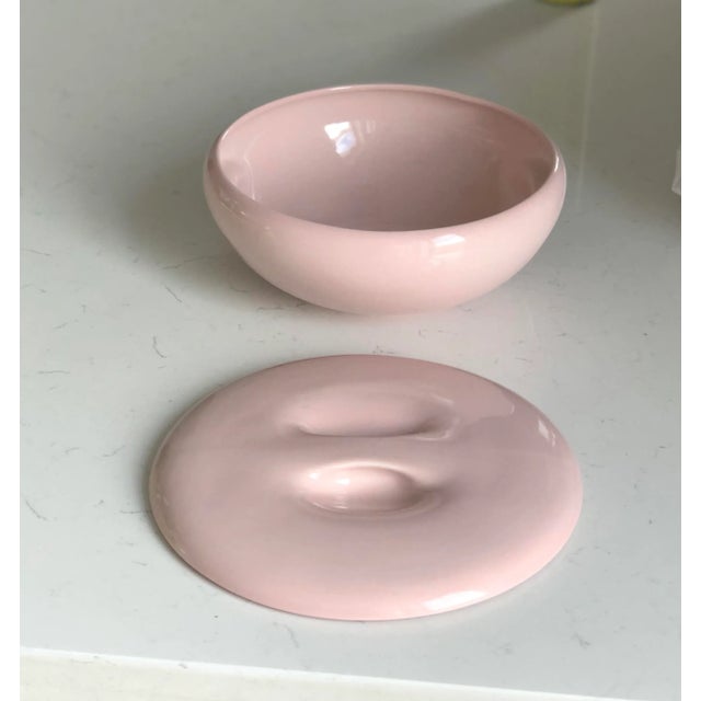 Mid-Century Modern 1950s MCM Russel Wright Covered Casserole Dish in Pink For Sale - Image 3 of 6