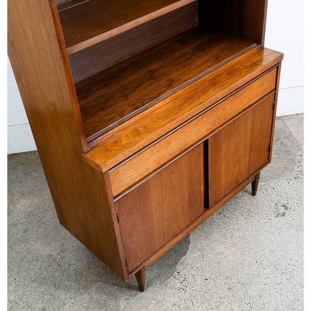 1960s Mid Century Modern China Cabinet Hutch Glass Display Walnut Furniture Drawers For Sale - Image 9 of 12