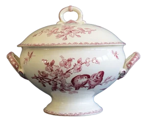 Antique French Red Favori Soup Tureen in Earthenware from Sarreguemines, 1890s