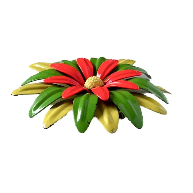 Vintage multicolor tole daisy brooch pin with brass pin clasp on the reverse side. No maker's marks.