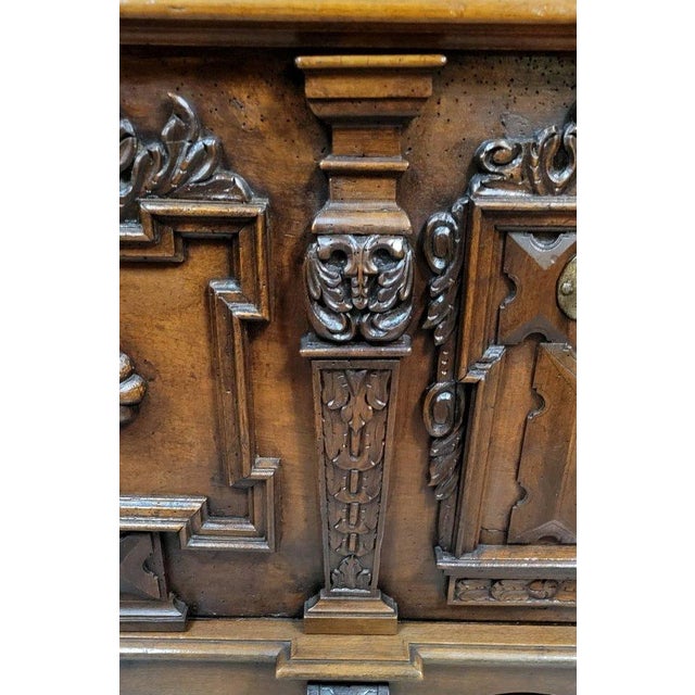 Important, richly carved walnut chest – Renaissance style – 17th century A very fine carved walnut chest in the...