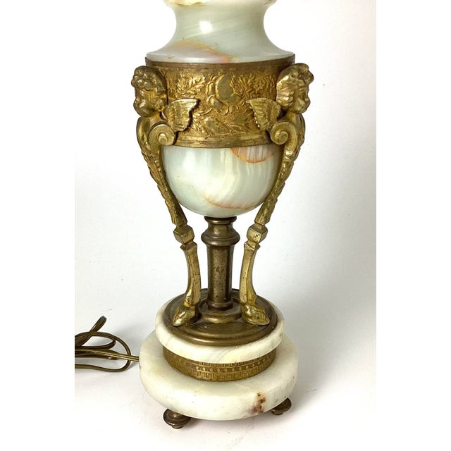 French Early 20th Century French Gilt Bronze and Onyx Table Lamp For Sale - Image 3 of 12