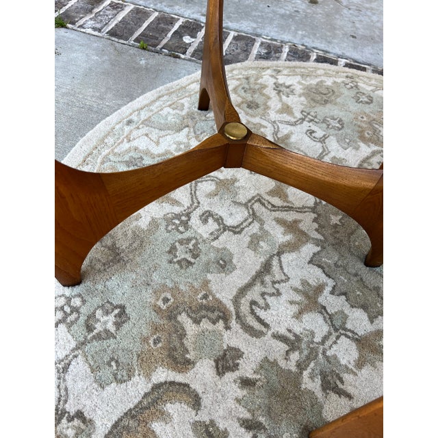Chestnut 1960s Lane Tripod Trileged Round Beveled Glass Top Table Set of 3 For Sale - Image 8 of 9