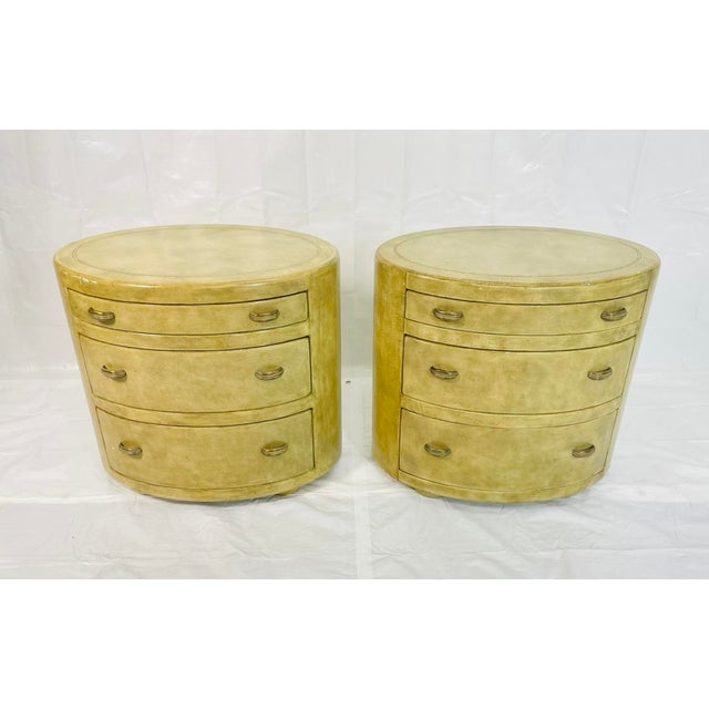 Ivory 1980s Pair of Henredon Oval 3-Drawer Nightstands / Bachelor’s Chests, Lacquered Finish For Sale - Image 8 of 18