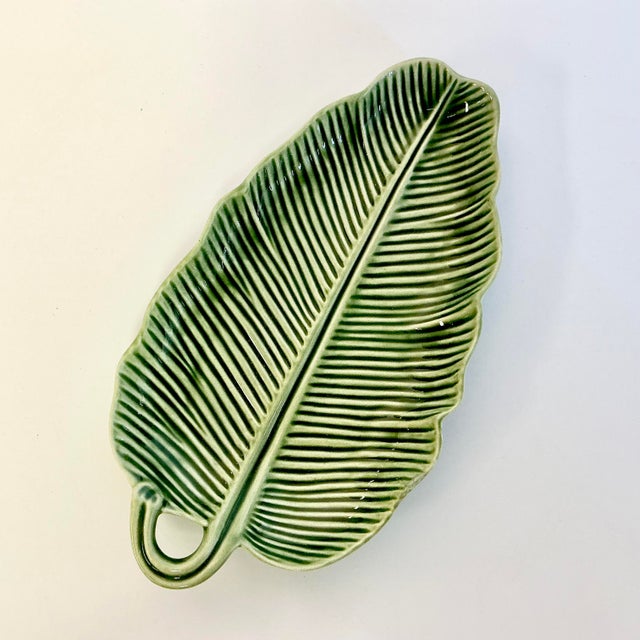 Ceramic 1990s Vintage Boho Chic Portuguese Bordallo Pinheiro Trompe L’Oeil Banana Leaf Serving Dish For Sale - Image 7 of 16