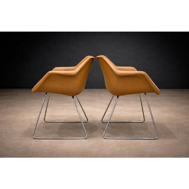 Brown Pair of “Hillie” armchairs, Robin Day for L’Atelier, 1960s - Lot 357 For Sale - Image 8 of 12