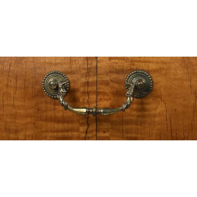 18th Century Chippendale Maple and Mahogany Kneehole Desk For Sale In New York - Image 6 of 9