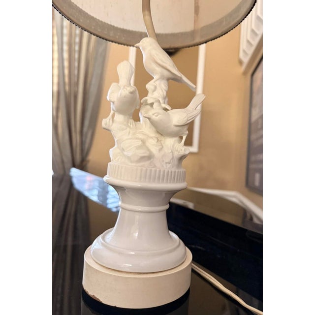 Vintage Paul Hanson Blanc De Chine Porcelain Bird Lamp - 1950s Hollywood Regency Chinoiserie White Ceramic Table Lamp With Original Gimp Trim Shade For Sale - Image 10 of 12