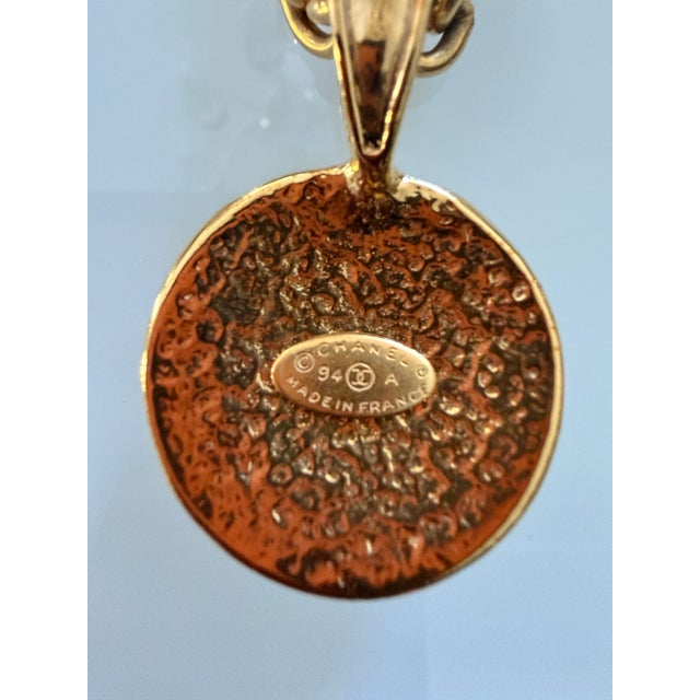 Chanel 1994 Spring Collection CC Logo Medallion Necklace in Gold Plate For Sale - Image 17 of 18