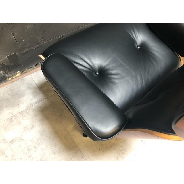 Bauhaus Set of Lounge Chair and Ottoman by Charles & Ray Eames for Herman Miller, 2010 For Sale - Image 3 of 9