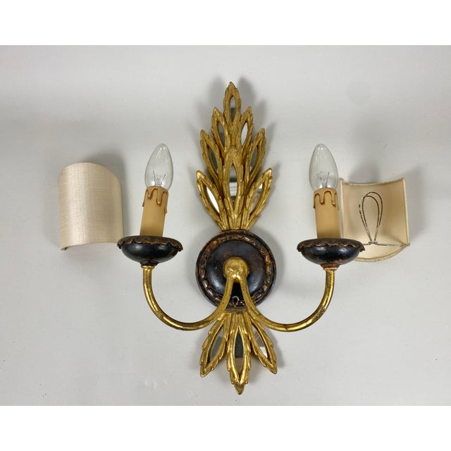 Mid-Century Modern Vintage Carved Wall Sconce in Gilded Metal and Wood, 1950s For Sale - Image 3 of 8