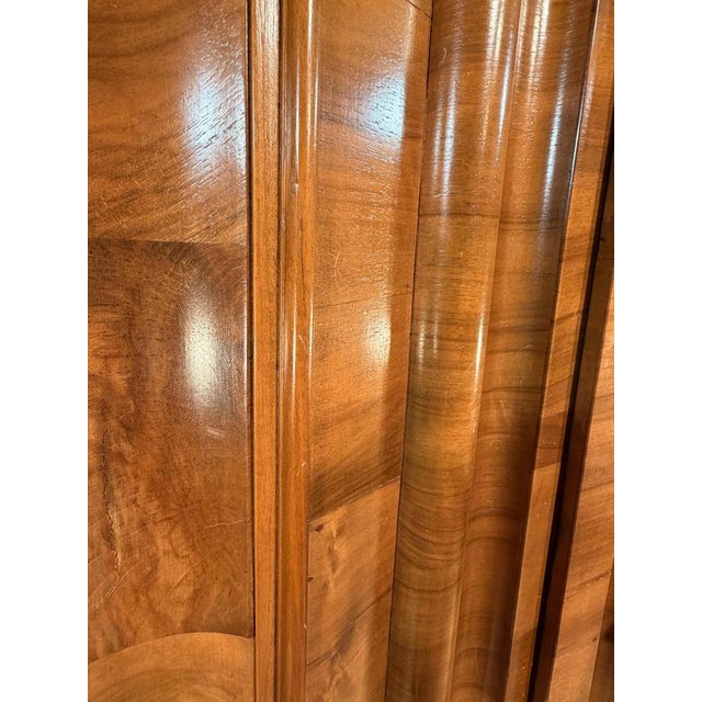 Baroque Wave-Fronted Wardrobe in Walnut Veneer from Zurich, 1720 For Sale - Image 3 of 12
