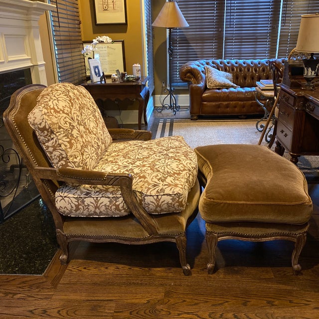 Late 20th Century Stoneleigh Ltd. Traditional Mohair and Fabric French Upholstered Custom Lounge Chair With Matching Ottoman For Sale - Image 5 of 8