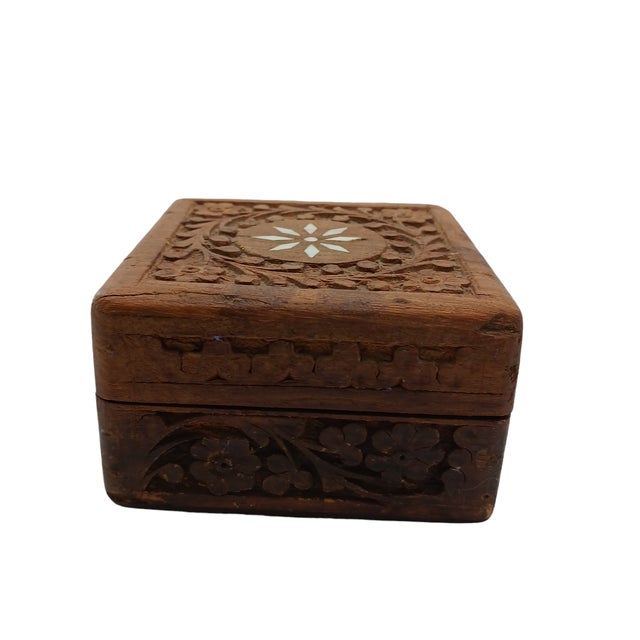 Small trinket or jewelry Box with a shell flower or star inlay. Perfect trinket/ catch all box Style: farmhouse, rustic,...