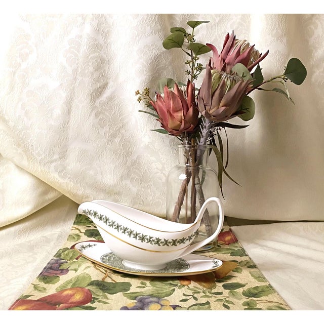 English 1960s Gravy Boat With Under Plate 2 Piece Set Spode Provence Y7843 Bone China Gilt Green For Sale - Image 3 of 13