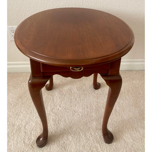 Late 20th Century Traditional Pennsylvania House Queen Anne Style Solid Cherry Oval Accent Table With Drawer Excellent Condition. For Sale - Image 12 of 18