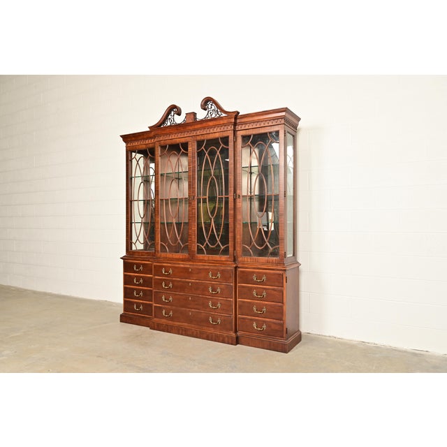 English Henredon Georgian Carved Mahogany Lighted Breakfront Bookcase Cabinet For Sale - Image 3 of 17