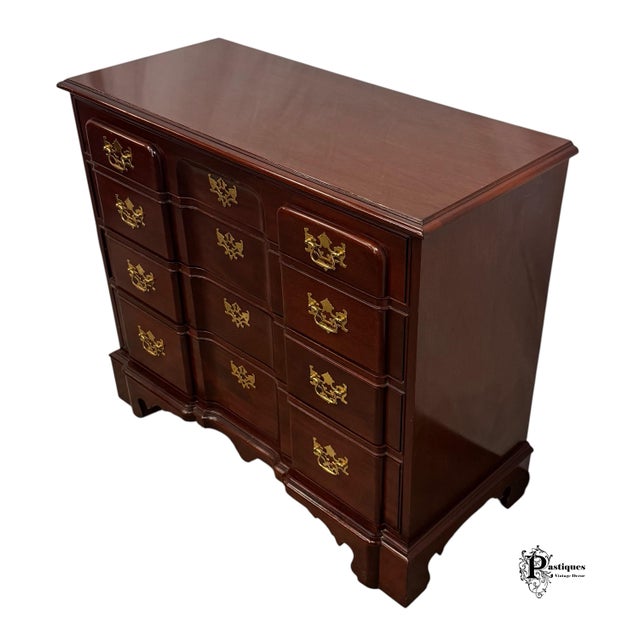 Thomas Chippendale Vintage Federal Style Mahogany Block Front Chest of Drawers For Sale - Image 4 of 11