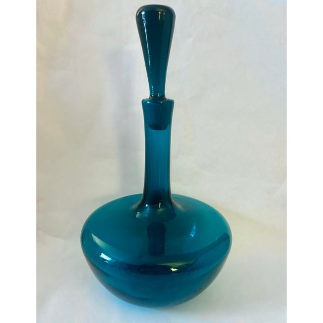 1966 Mid-Century Modern Joel Philip Myers for Blenko 6615l Peacock Glass Decanter With Stopper For Sale - Image 9 of 11