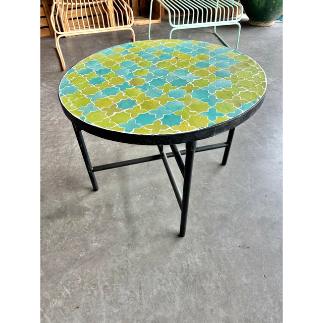 Mid-Century Modern Moroccan Green and Turquoise Zellige Round Coffee Table, 2010s For Sale - Image 3 of 7