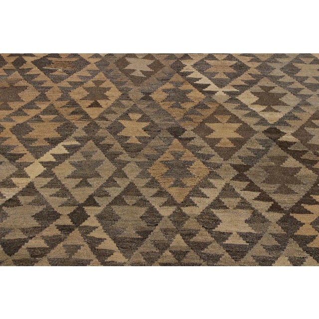 Boho Chic Kilim Gray Hand-Woven Wool Rug -5′11″ × 7′7″ For Sale In New York - Image 6 of 8
