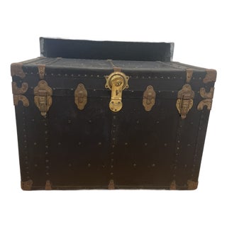 Antique 1920s Black Flat-Top Steamer Trunk With North Dakota Lithograph and Brass Hardware For Sale