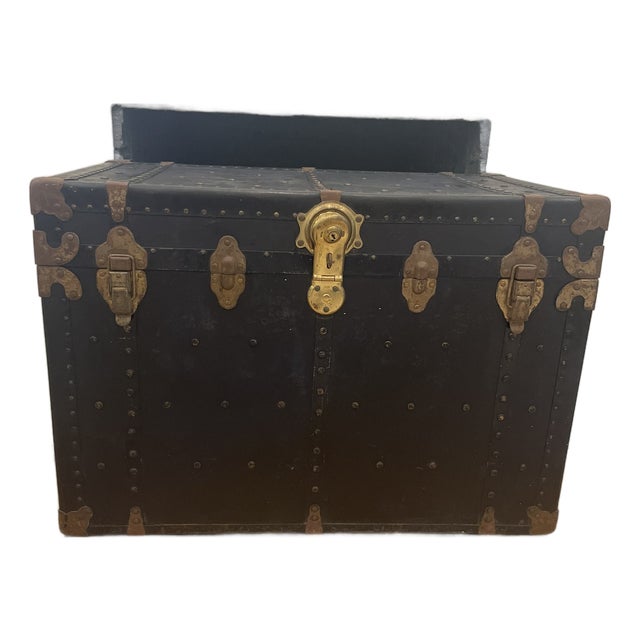 Antique 1920s Black Flat-Top Steamer Trunk With North Dakota Lithograph and Brass Hardware For Sale