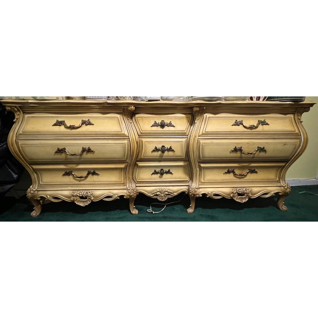 French Provincial Last Chance! 1960s Vintage Usa Made French County Provincial Cabriole Horizontal Dresser (9 Drawers) (White Gold) For Sale - Image 3 of 5