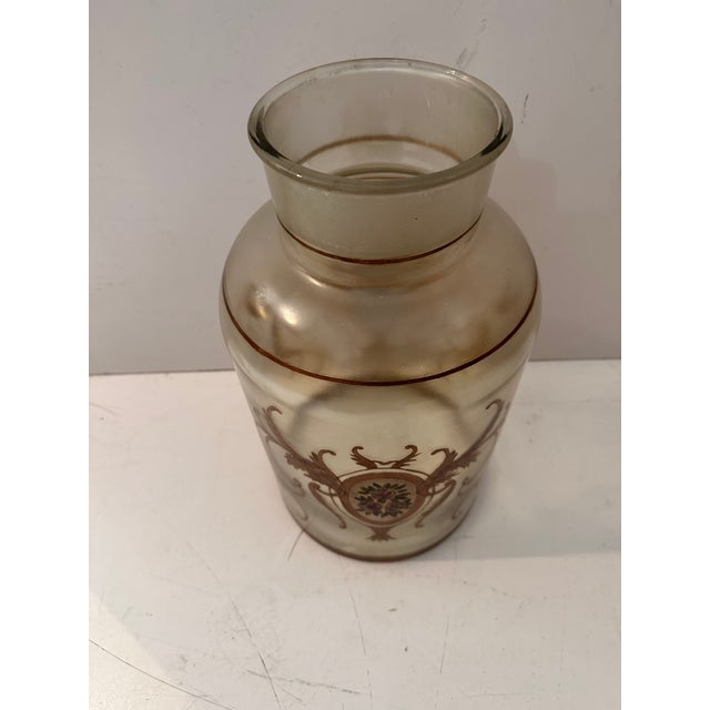 Really fun accent piece with this oversized Italian apothecary jar. Be great to even use for a gorgeous flower design....