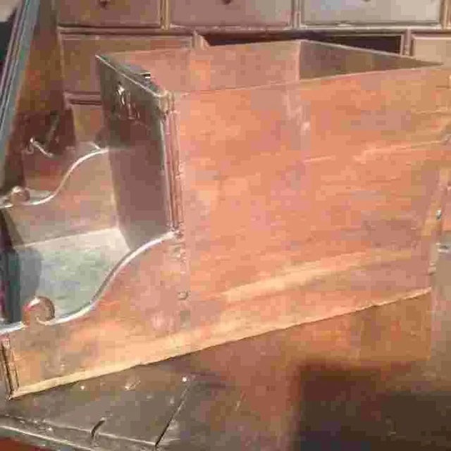 17th Century Spanish or Portuguese Desk/Cupboard For Sale In Mobile - Image 6 of 9