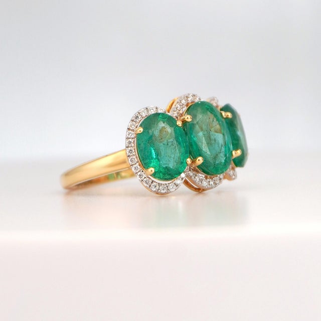 Three Stone Yellow Gold Natural Oval Emerald Ring With Natural Diamonds For Sale - Image 4 of 11