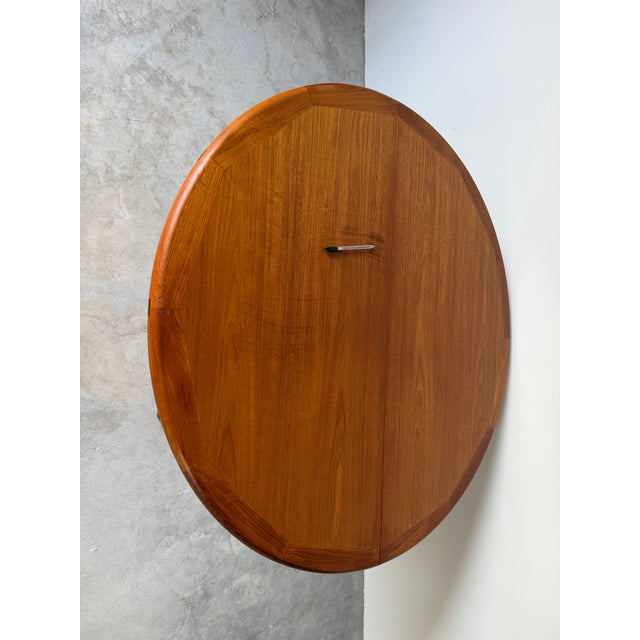 1970s Mid-Century Danish Modern Teak Expanding Round- Oval Dining Table For Sale - Image 11 of 18