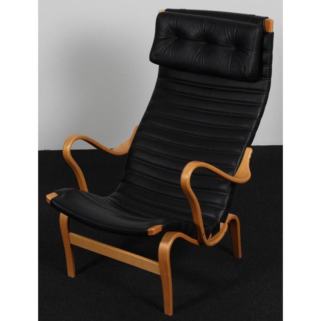 Brown Set of Pernilla Lounge Chair and Ottoman in Leather attributed to Bruno Mathsson for Dux, 1980s For Sale - Image 8 of 11