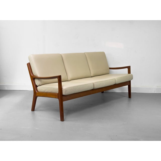 Mid-Century Modern 3-Seater Senator Sofa in Leather and Teak by Ole Wanscher for Cado, 1977 For Sale - Image 3 of 18