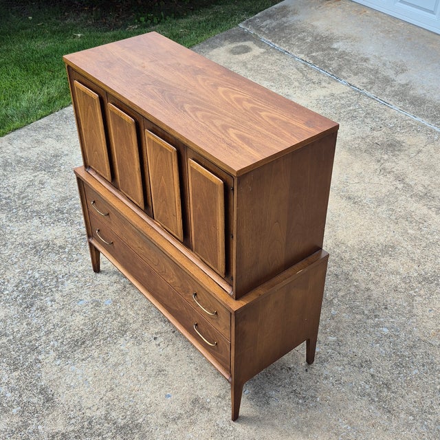 Wood Mid Century Modern Broyhill Attributed Walnut Veneer Chest of Drawers Highboy Dresser For Sale - Image 7 of 12