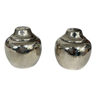 Vintage Wm Rogers by International Silver Company Silverplate Salt and Pepper Shakers - A Pair For Sale