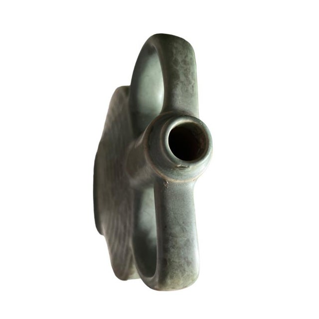 This lovely smooth decanter is heavy and will look amazing on the bookshelf, possibly as a bookend. It has a spiral design...