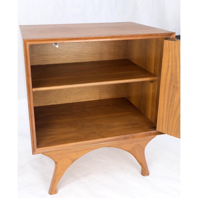 Pair Sculpted Fronts Legs Walnut Mid-Century Modern Nightstands End Tables MINT! For Sale - Image 6 of 13