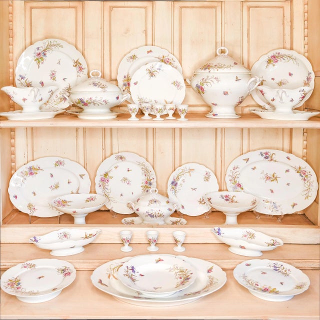 Set consists of: 1 Platter, 38 dinner plates, 8 egg cups, 2 Covered Casseroles, 30 Luncheon Plates, 9 soup bowls, 4 oblong...