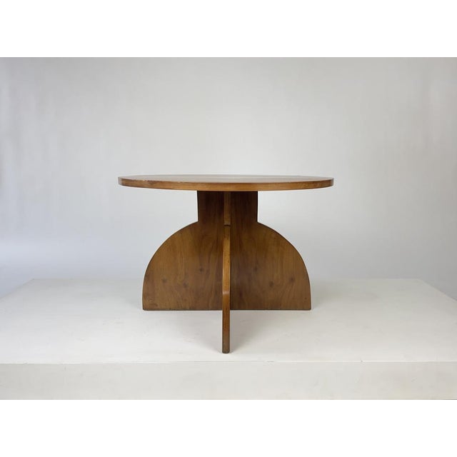 French Modernist Art Deco circular coffee or occasional table, c.1930-50 Made from veneered walnut with a rich warm tone...