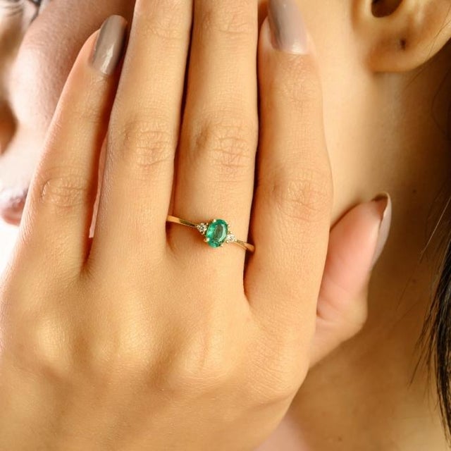 Green 14k Yellow Gold Three Stone Ring Size 7 With Oval Cut Natural Emerald & Diamond For Sale - Image 8 of 13
