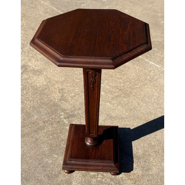 Nice vintage fern stand with a reeded and carved pedestal leg.