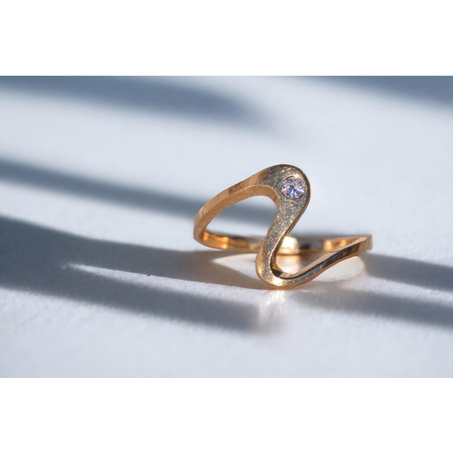 Contemporary The Massa: Flowing Bypass Ring with Natural Diamond For Sale - Image 3 of 11